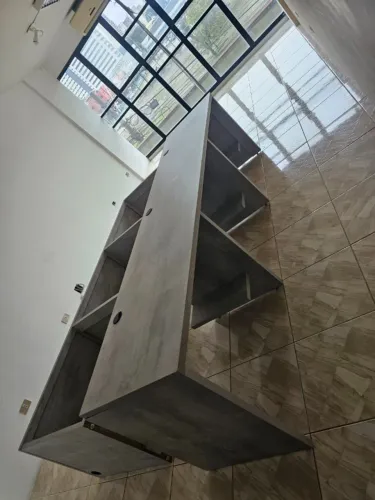 mesa para escritório com 3 lugares e suporte para computador