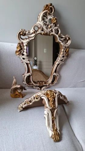 Espelho com moldura de gesso ornamentada + Aparador + Anjo