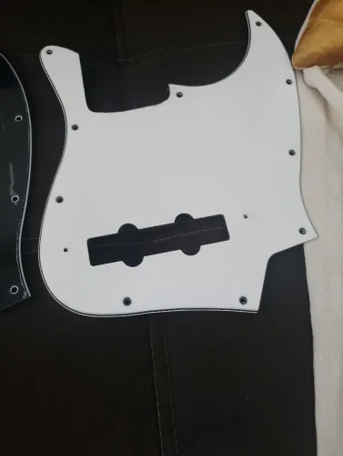 2 escudos de jazz Bass e 1 de precision.