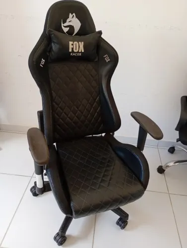 2 CADEIRAS (1 Cadeira Gamer Fox RBG e 1 cadeira escritório simples)