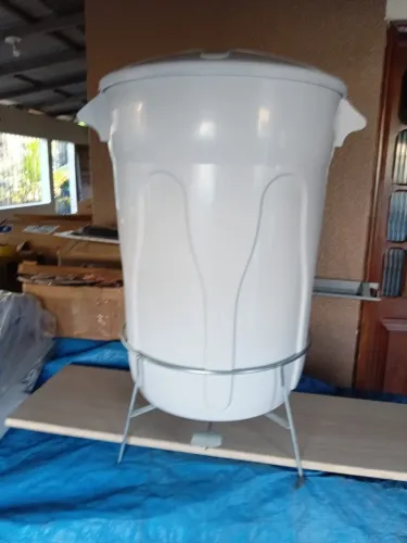 cesto lixeira de plástico branco com pedal e armação em aço