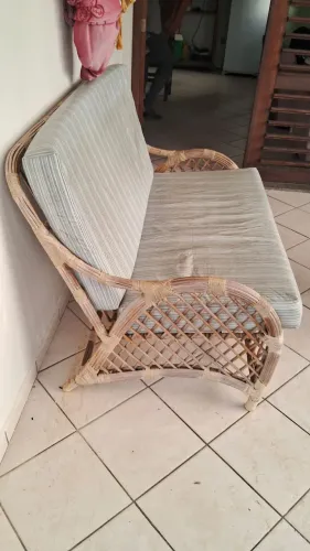 Conjunto de sofá e poltronas em ratam