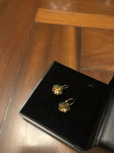 Par de Brinco Ouro com Detalhes Coco e Pedra