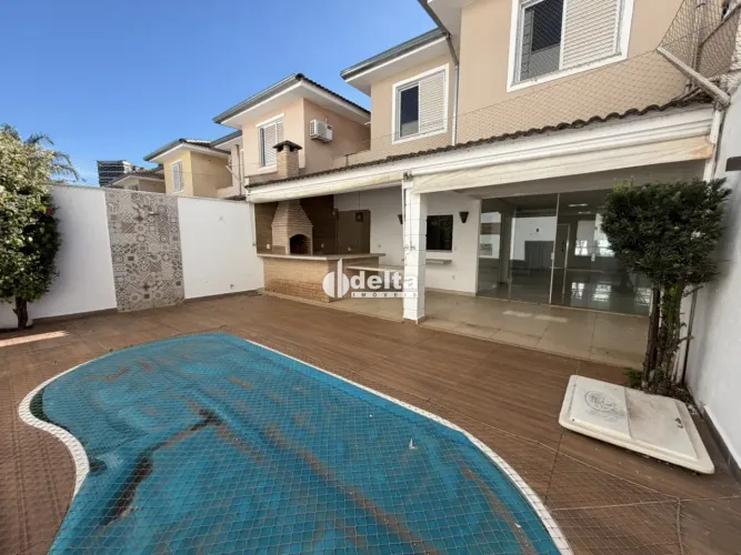 Casa em condomínio com 3 suítes disponível para locação no bairro Jardim Karaíba em Uberlâ