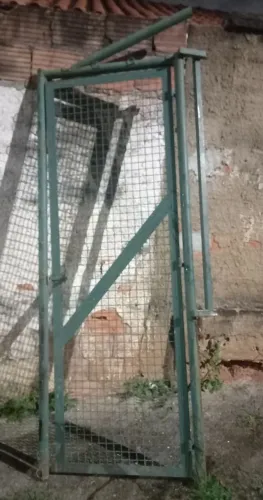 Excelente portão social de qualidade ferro pesado . Além de lindo.