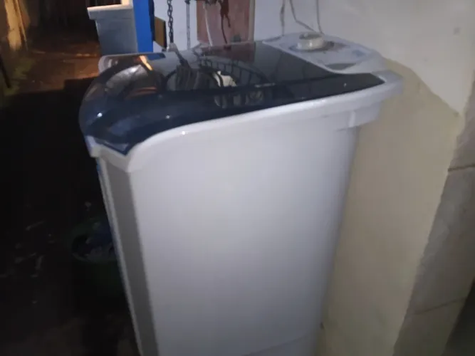 Lavadora de roupas + centrífuga novas.