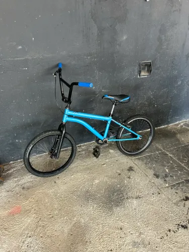 Bicicleta bmx aro 20 semi nova! 