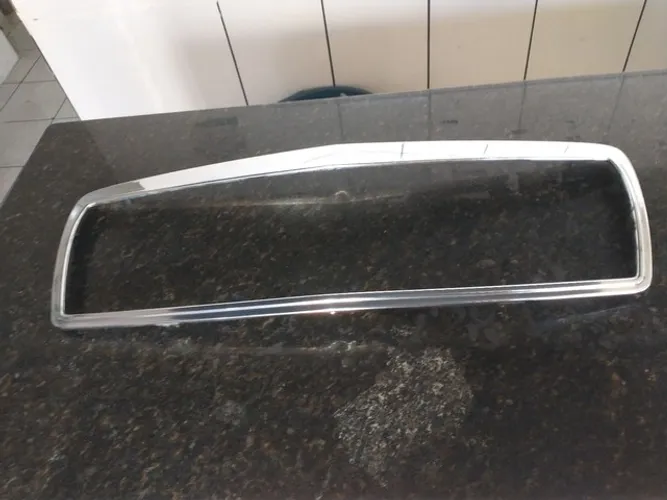 Acabamento do capô da Mercedes E430 