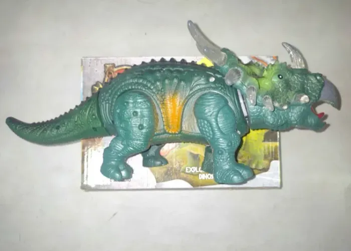 Dinossauro Brinquedo Grande (30 X 16cm) Anda Emite Som E Luzes