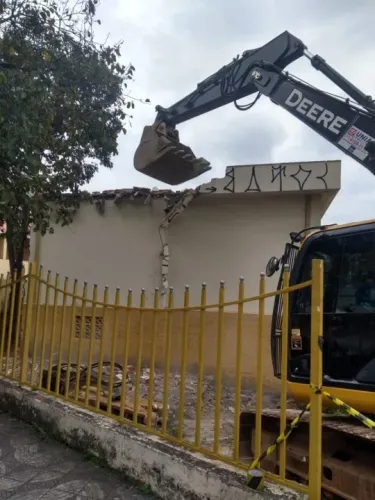 Demolição de casas, prédios e indústrias