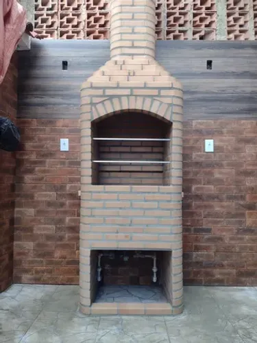 Churrasqueira pura no tijolo claro 