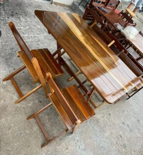 "Mesa de Madeira para Área de Lazer e Churrasqueira - Conforto e Durabilidade!"