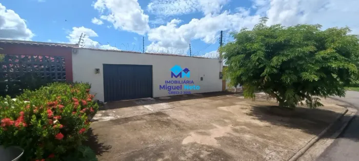 Casa a venda com ponto comercial ao lado do CPA!
