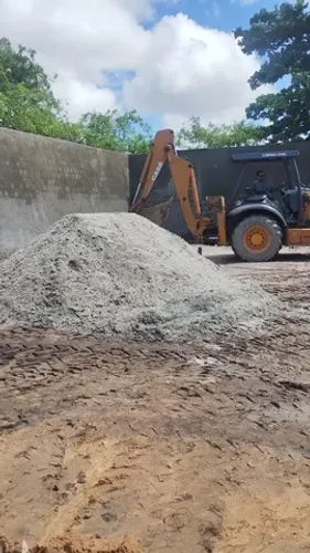 Areia, aterro,brita,barro de jardim locação de caminhão munck e limpeza de terreno.