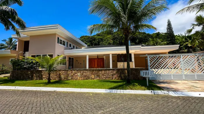 Casa À VENDA no Condomínio Pernambuco 2 em Guarujá
