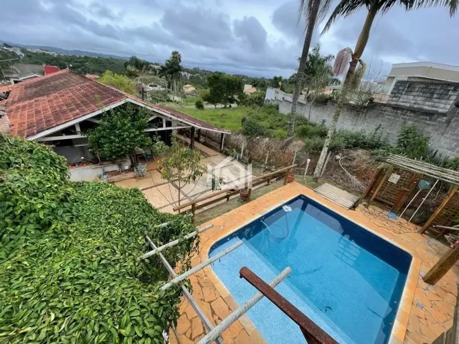 Casa à venda em condomínio fechado em Vargem Grande Paulista.