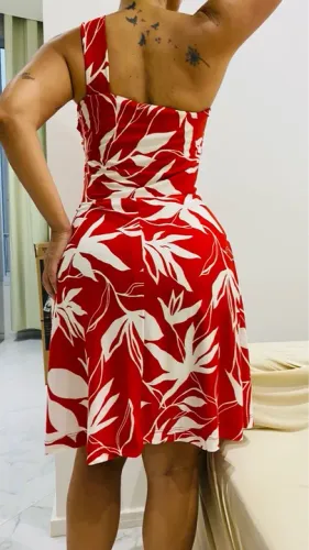 Vestido estampado vermelho de ombro único.