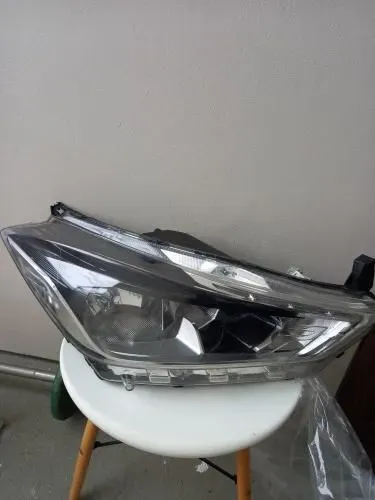 Farol direito Nissan Kicks com LED original recuperado