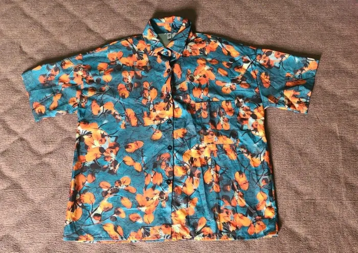 Camisa floral azul e laranja