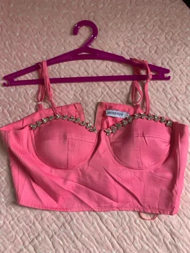 Top rosa com detalhes em pedrarias