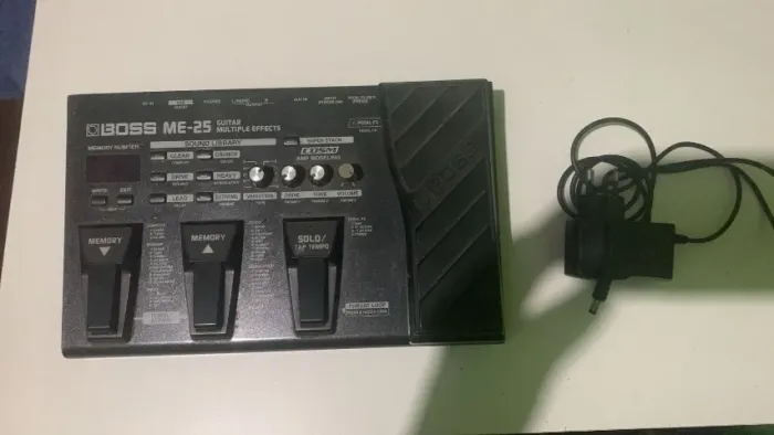 Pedaleira BOSS ME-25 USADA - Fonte paralela