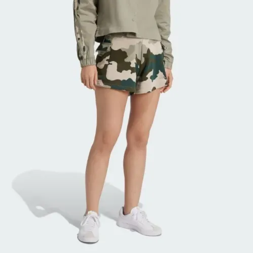 short cargo essentials três listras camo feminino