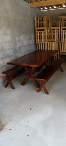 Conjunto de mesa e bancos de madeira maciça