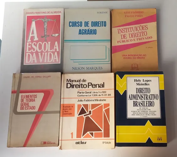 Coleção de livros de Direito, ideal para estudantes e profissionais da área