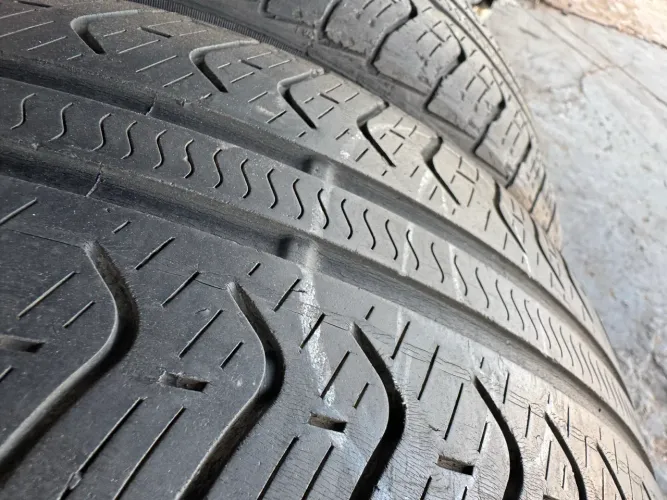 Par de Pneus Pirelli Cinturato P7 All Season 185/55R15 82H, 70% vida útil