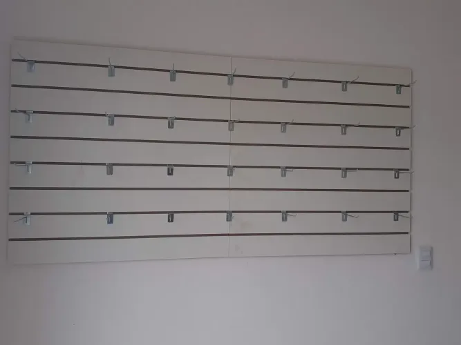 Painel canaletado expositor para lojas 