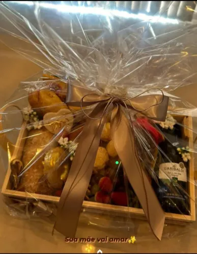 Cesta de café da manhã e presentes e cestas * do dia dos namorados