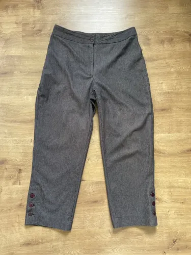 Calça capri tam M Cinza com Detalhes em Botões