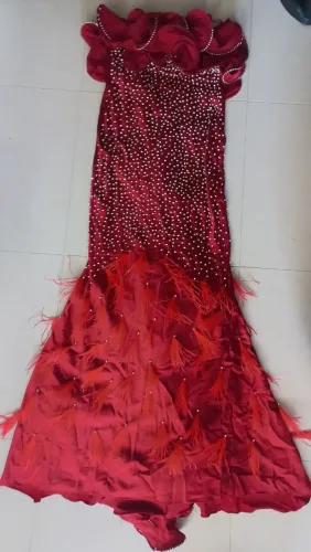 Vestido de Festa Vermelho com Detalhes em Penas
