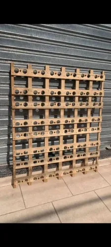 Suporte para garrafas de madeira artesanal