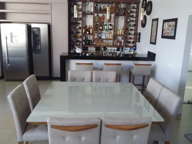 Mesa de Jantar Elegante com Design Moderno de madeira