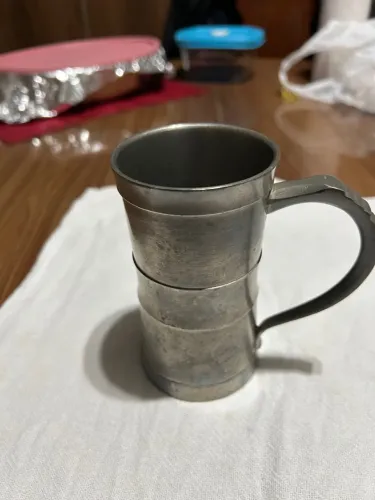 Caneca Antiga de Metal