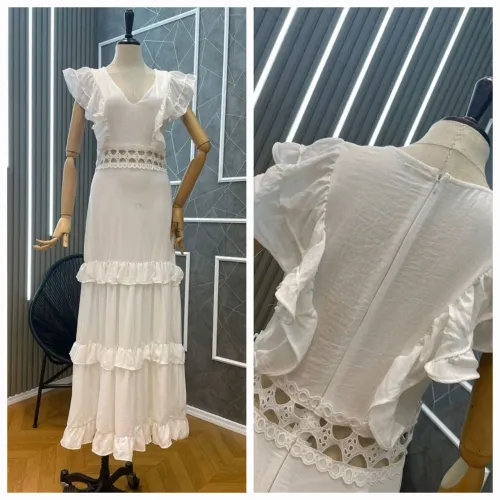 Vestido branco com renda e babados