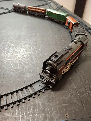 Trem de brinquedo com vagões