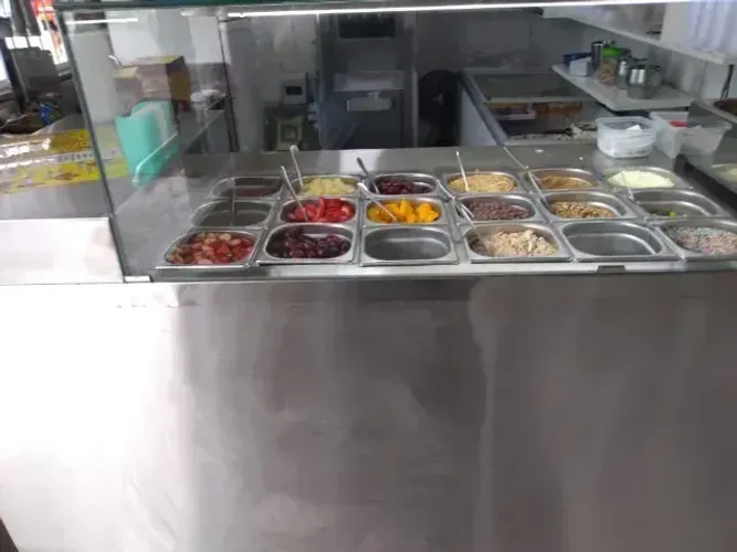 Condimentadora com pista no tampo, balcão refrigerado e protetor salivar;