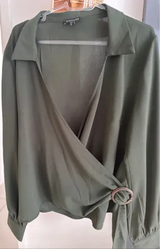 Camisa de manga comprida transpassada com fivela verde militar