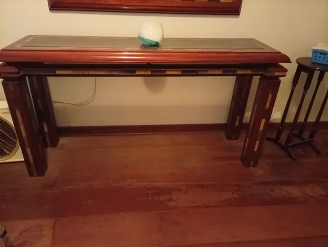Mesa Aparador de Madeira com espelho e duas cadeiras