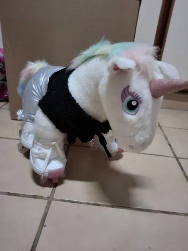 Pelucia Criamigos Unicornio Com roupas Tenis Patins e Acessorios