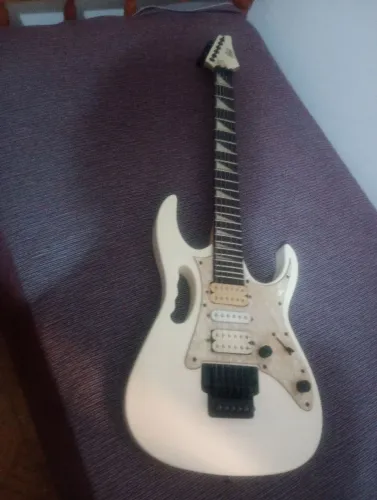 Guitarra Bill modelo jem regulada por Luthier com cordas baixas