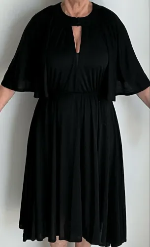 Vestido preto com decote V