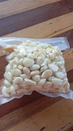 Alho descascado, triturado e com casca.