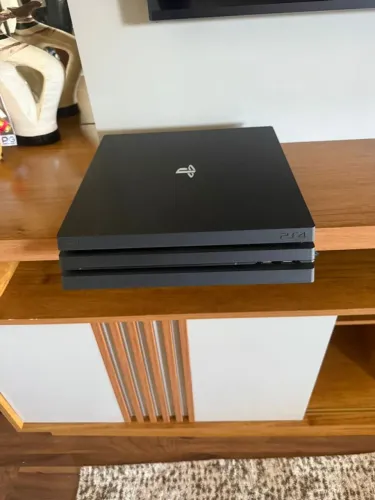 Playstation 4 - Ótimo estado de conservação + 2 controles
