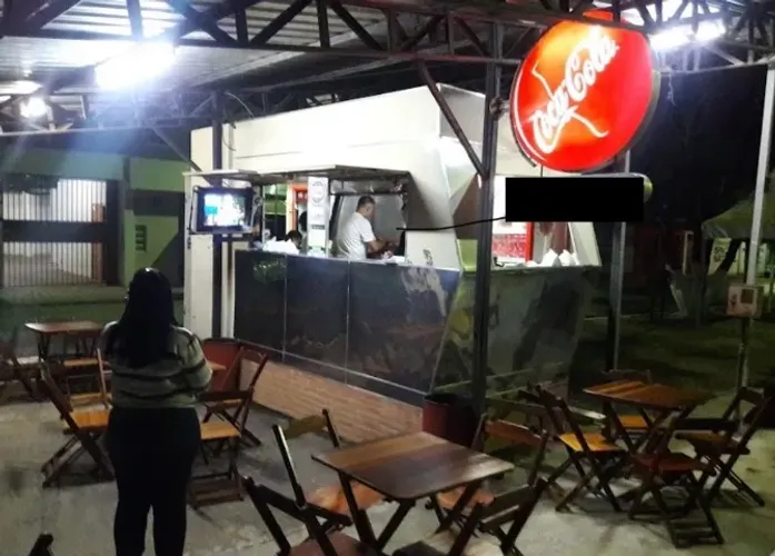 Trailer fixo (não é rodoviário, mas possui eixo)