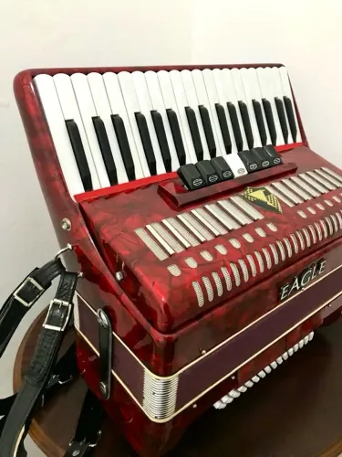 Acordeom Eagle 80 baixos com case