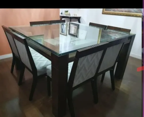 Mesa de Jantar de madeira maciça e tampo de Vidro com 8 Cadeiras