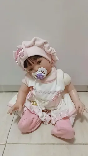 Linda Boneca Reborn Roupinha Rosa e Chupeta